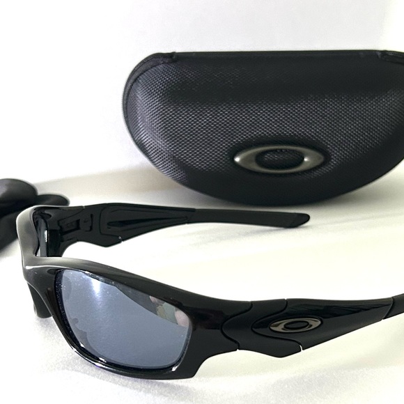 COPY - Oakley Glossy Black Sunglasses with Case - Picture 1 of 11
